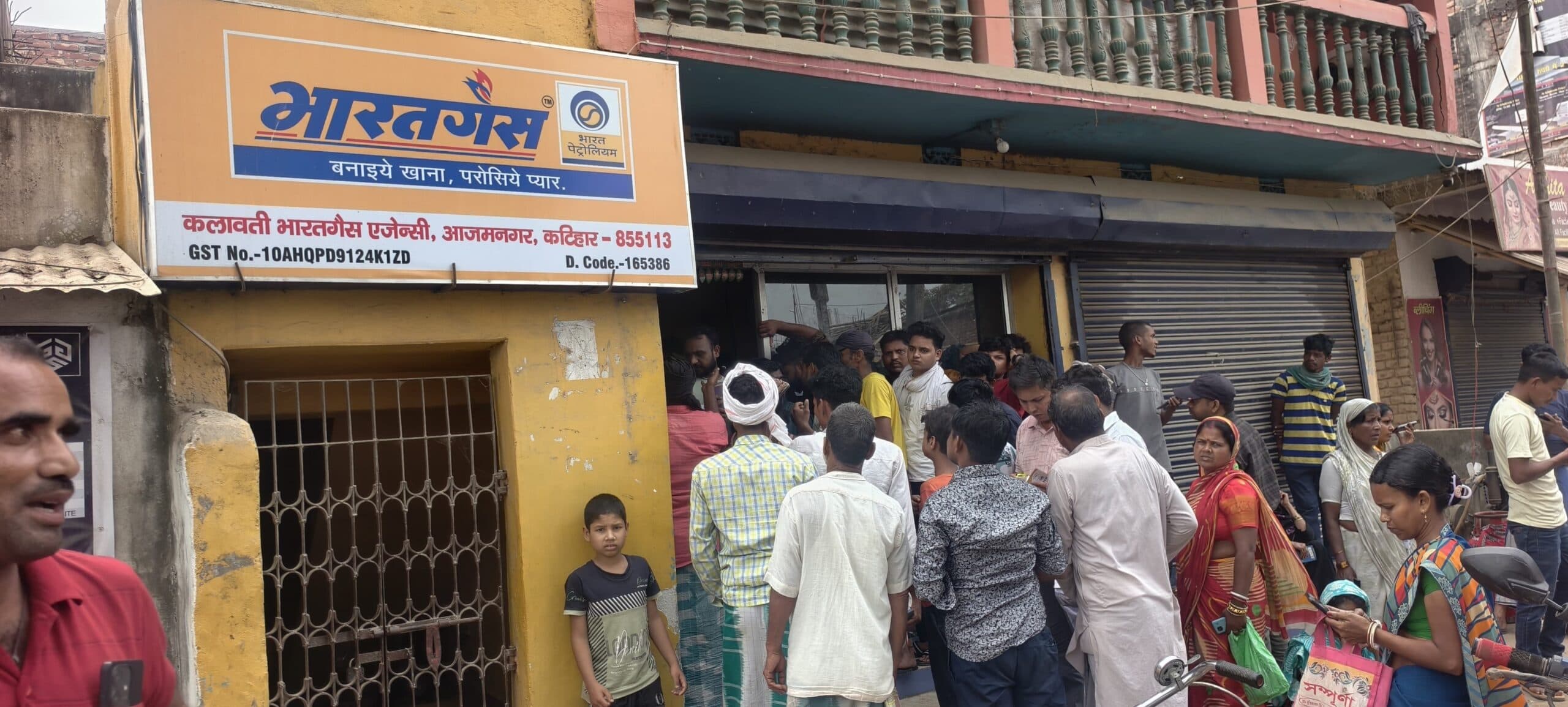 गैस सिलिंडर के लिए सुबह से लोगों की उमड़ रही भीड़, लोग हो रहे परेशान