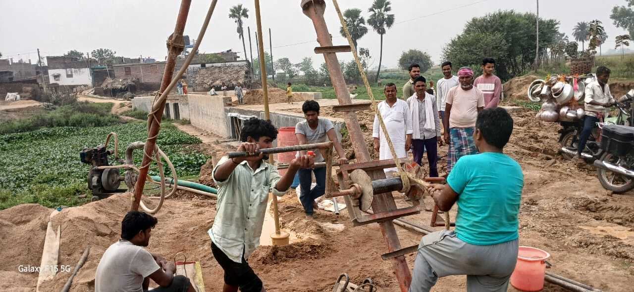 रब्बीडीह गांव में मिर्चीनी नदी पर पुल निर्माण के लिए लिया मिट्टी का सैंपल