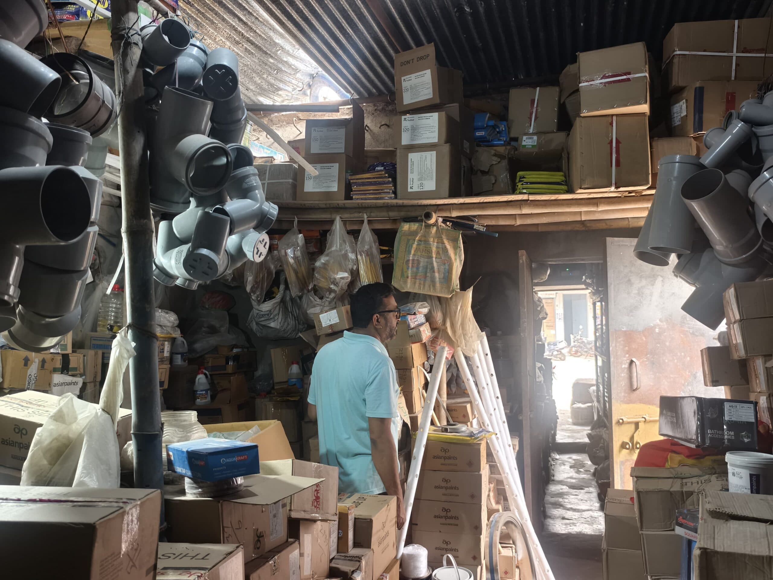 हार्डवेयर दुकान से एक लाख दस हजार नकद व सामान की चोरी