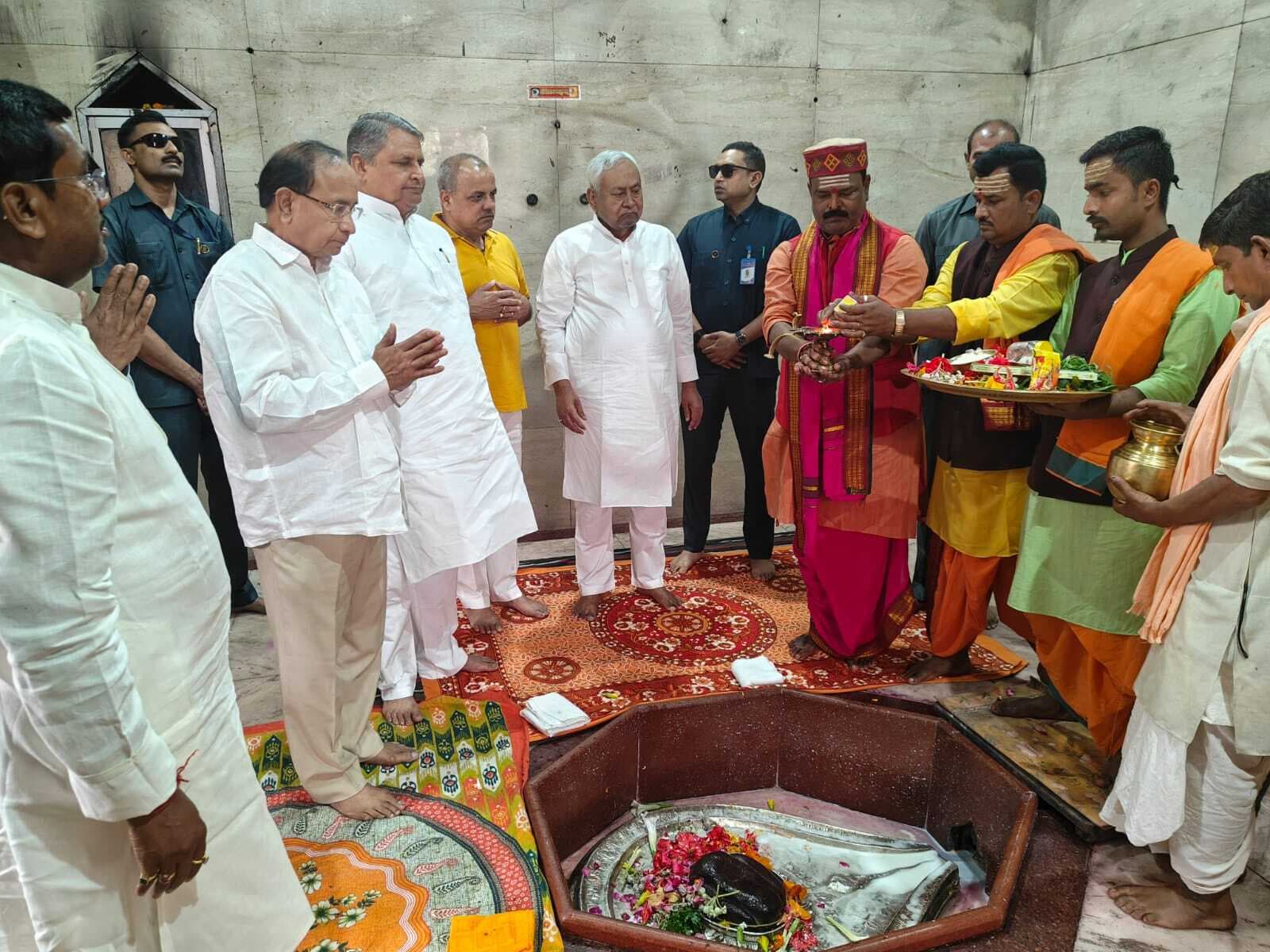 मुख्यमंत्री ने बाबा सिंहेश्वरनाथ की पूजा - अर्चना