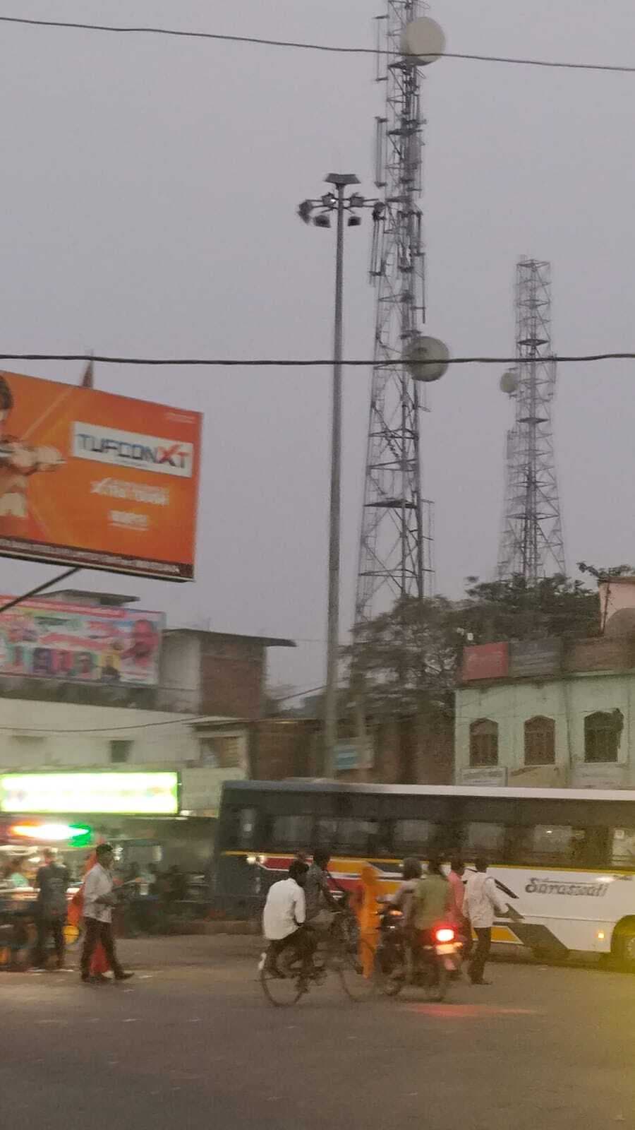 एक वर्षों से बंद हाई मास्क लाइट, अंधेरे में डूबा कोढ़ा का मुख्य चौक