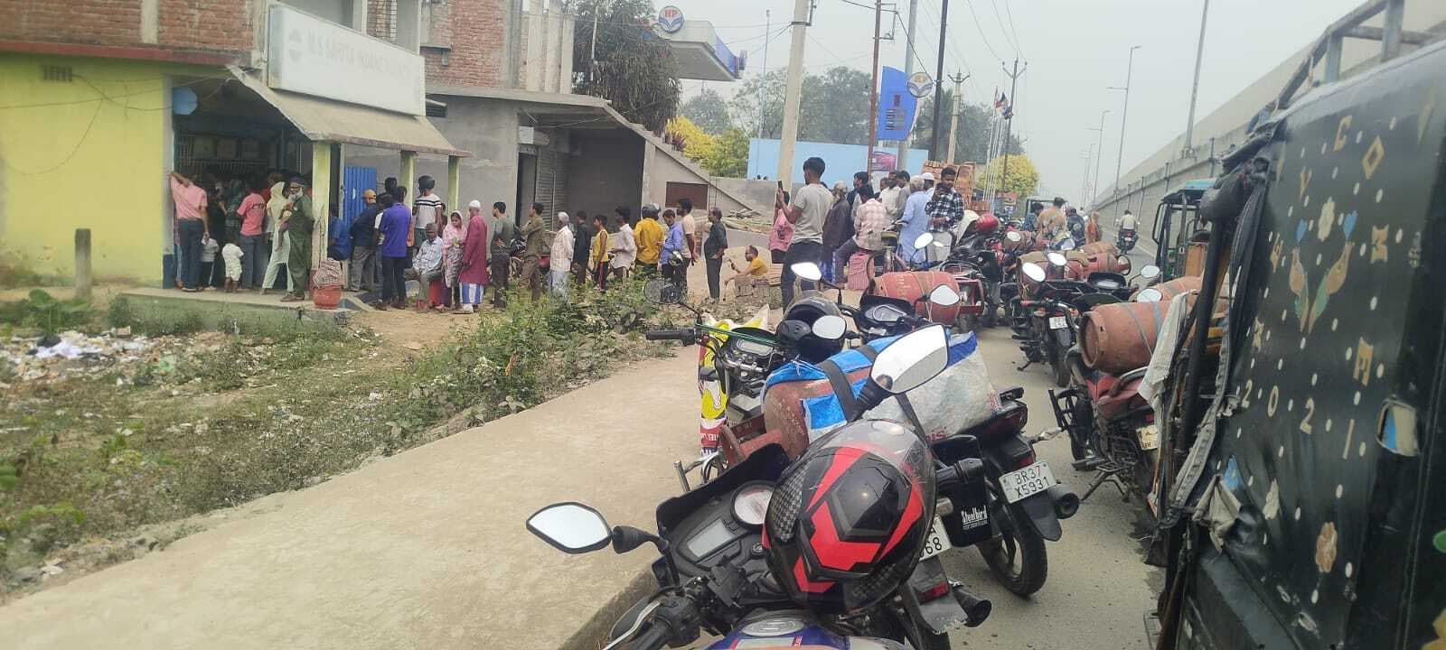 सरिता इंडियन एजेंसी पर उपभोक्ताओं की भारी भीड़, घंटों कतार में लगे रहे लोग