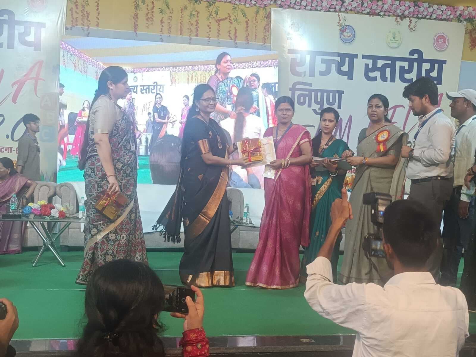 उत्कृष्ट प्रदर्शन करने वाली शिक्षिका सम्मानित