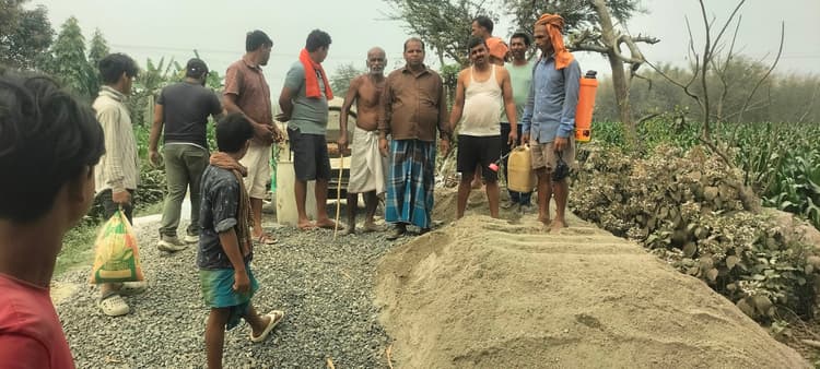 सड़क निर्माण में अनियमितता, ग्रामीणों ने किया प्रदर्शन