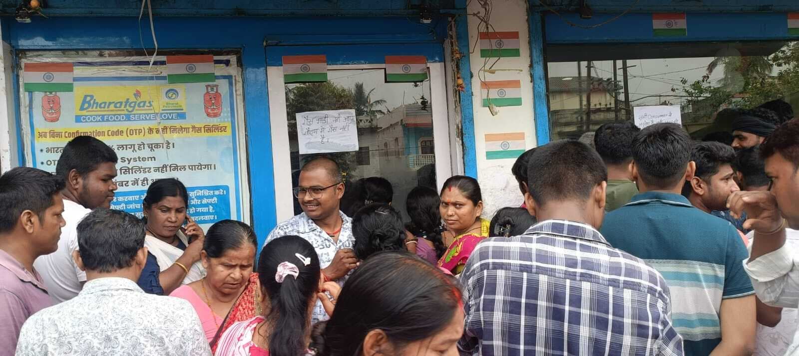 उपभोक्ताओं में गैस के लिए त्राहिमाम, घंटों इंतजार के बाद भी लौट रहे खाली हाथ