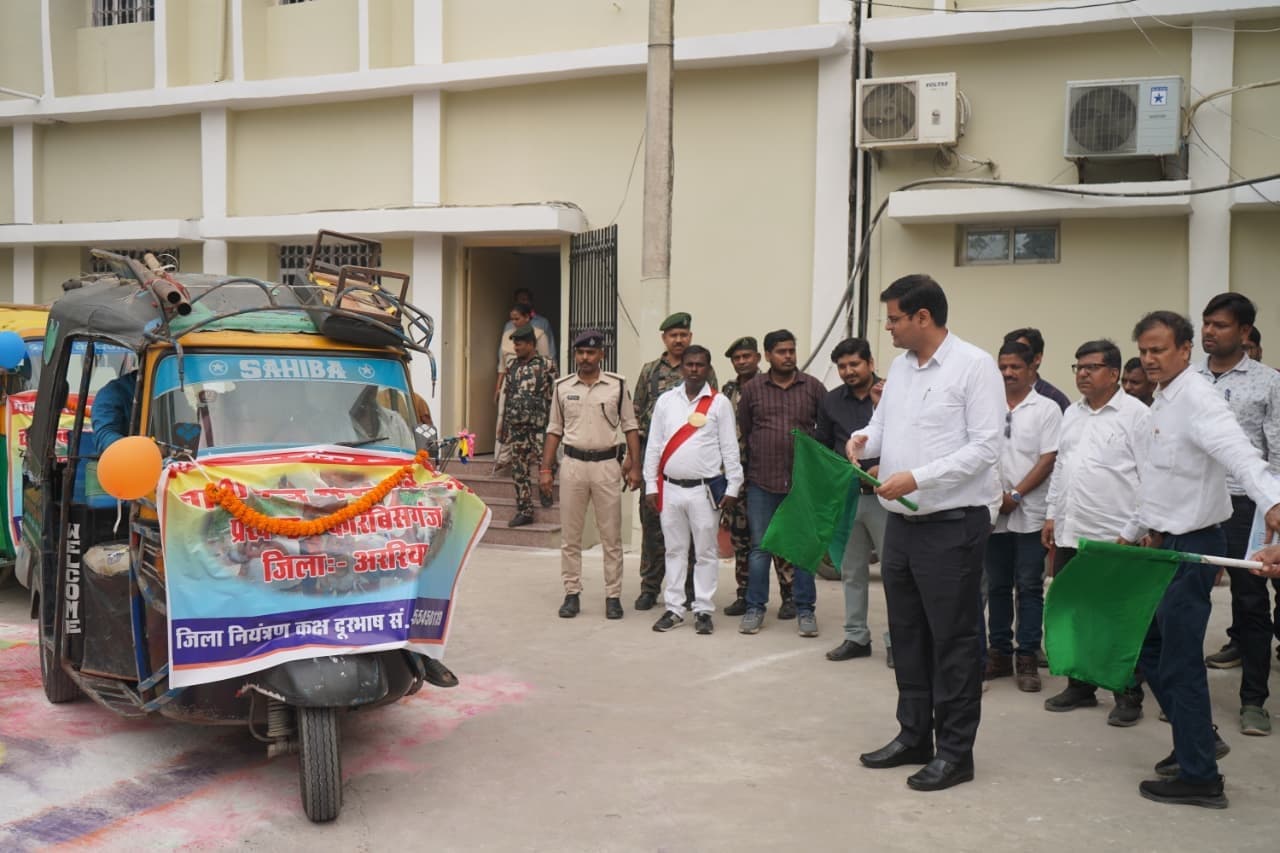 चापाकल मरम्मत दल को डीएम ने किया रवाना