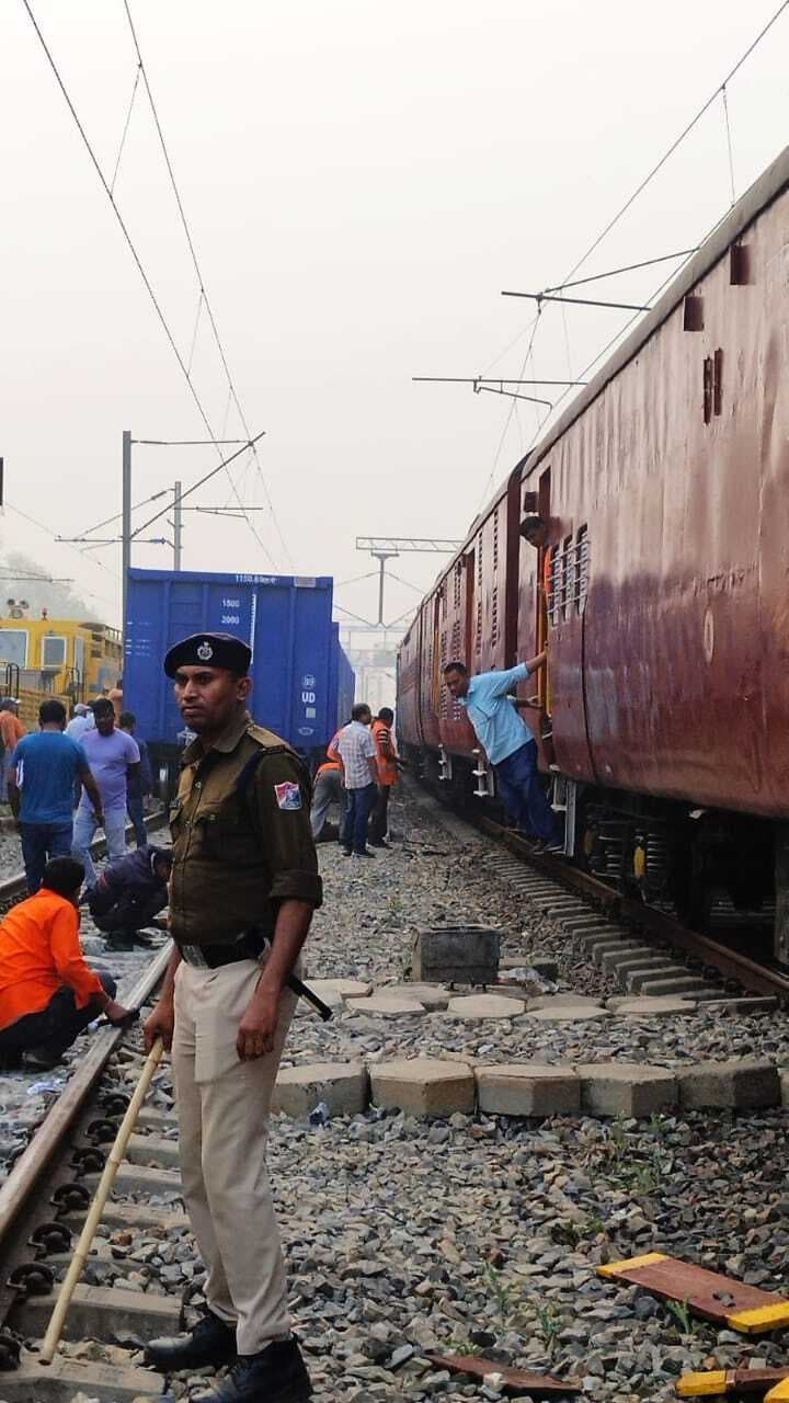 गझंडी स्टेशन के पास एमटी मालगाड़ी की दो बोगियां बेपटरी