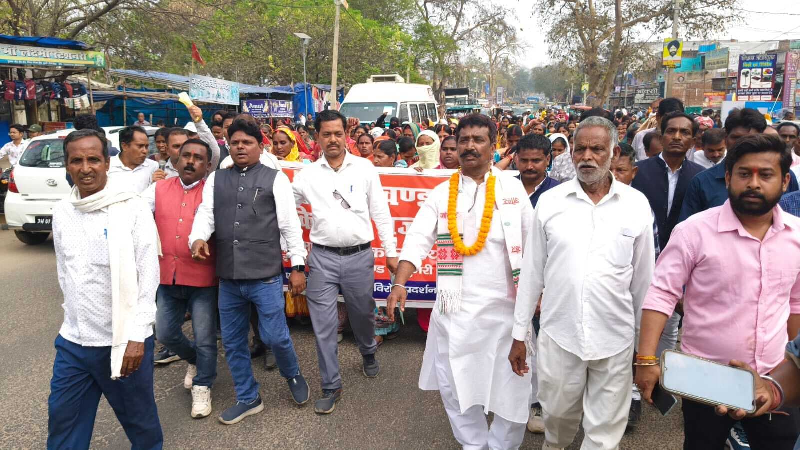 Giridih News :अधिकारियों की स्थायी नियुक्ति की मांग को ले धरना-प्रदर्शन