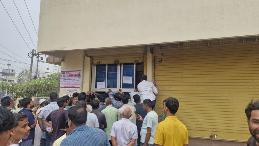 लंबी कतारें, ऑनलाइन सिस्टम की खराबी और कालाबाजारी ने बढ़ाई परेशानी