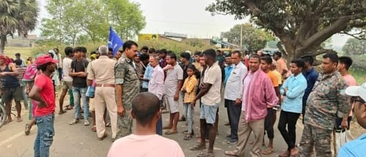 अंबेडकर प्रतिमा क्षतिग्रस्त किये जाने से नाराज ग्रामीणों ने किया रोड जाम