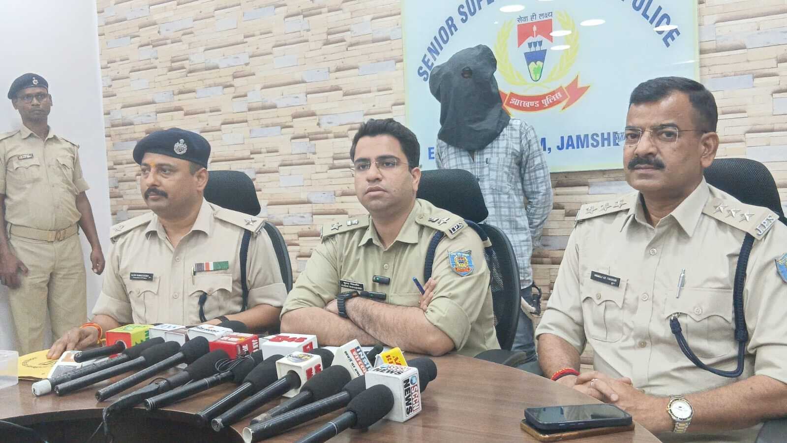 Jamshedpur News : बिष्टुपुर : किंग्स ऑफ सोनारी लिखे पिस्तौल के साथ युवक गिरफ्तार