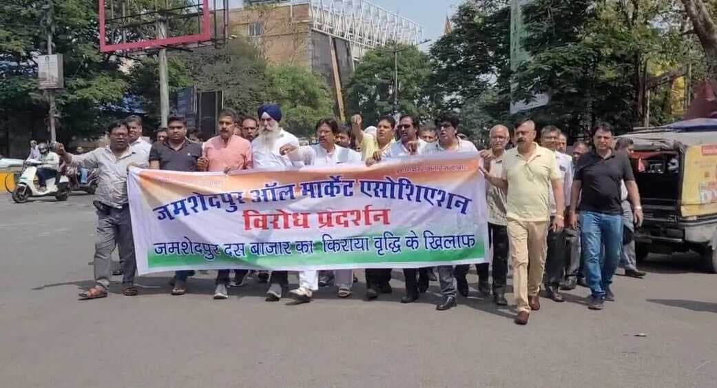 Jamshedpur News : किराया वृद्धि के खिलाफ सड़क पर उतरे सैरात दुकानदार