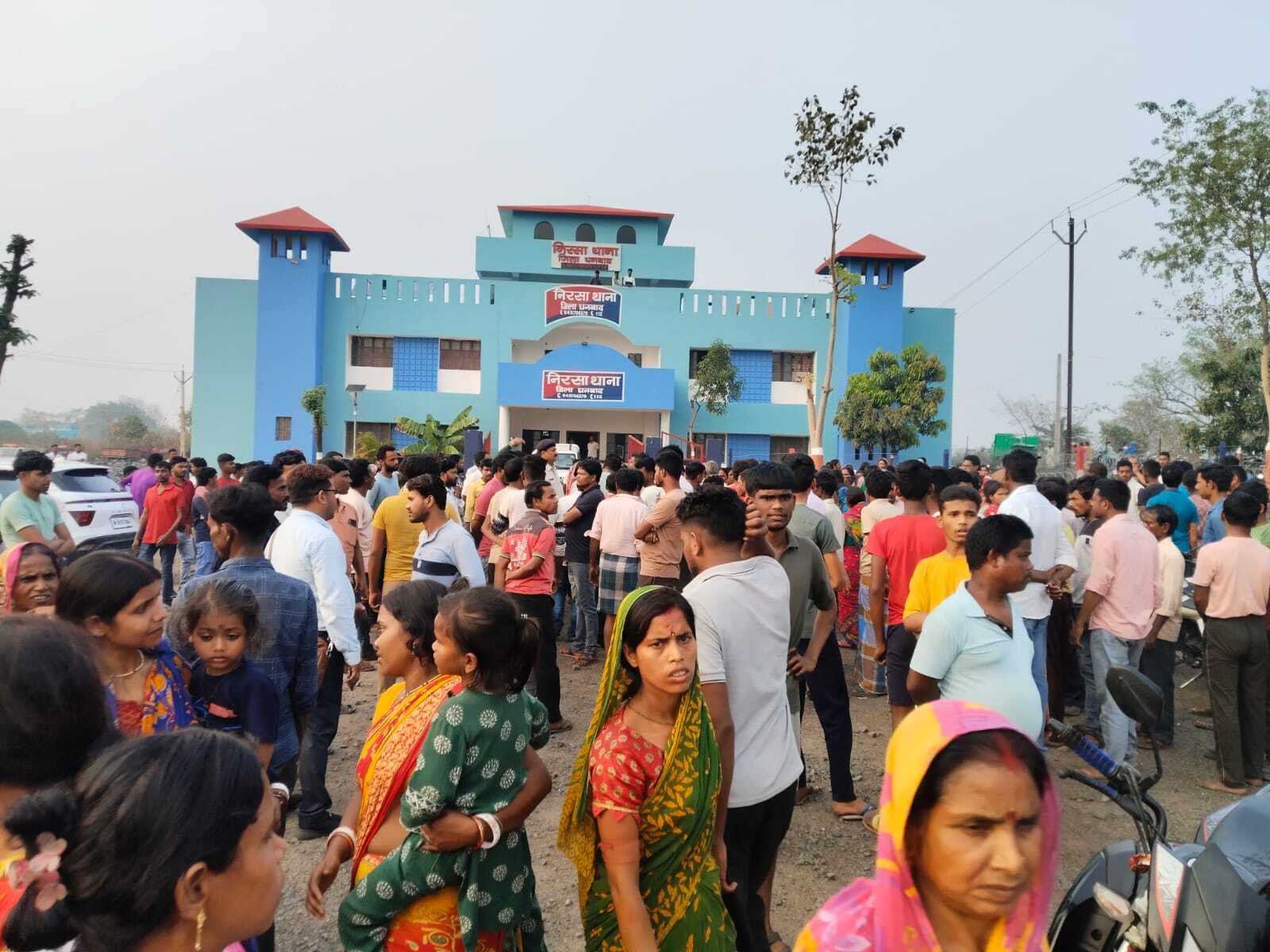 Dhanbad News: निरसा में युवक की पीट-पीट कर हत्या, ग्रामीणों ने घेरा थाना