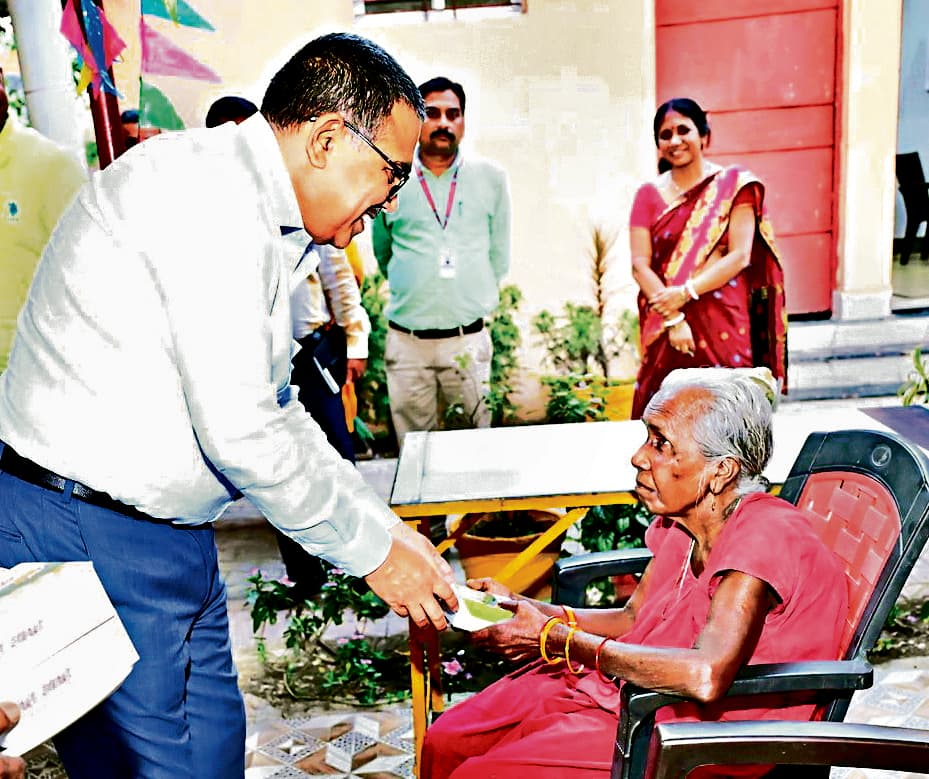 Bokaro News : दिव्यांगों के साथ डीसी ने बांटी जन्म दिन की खुशियां