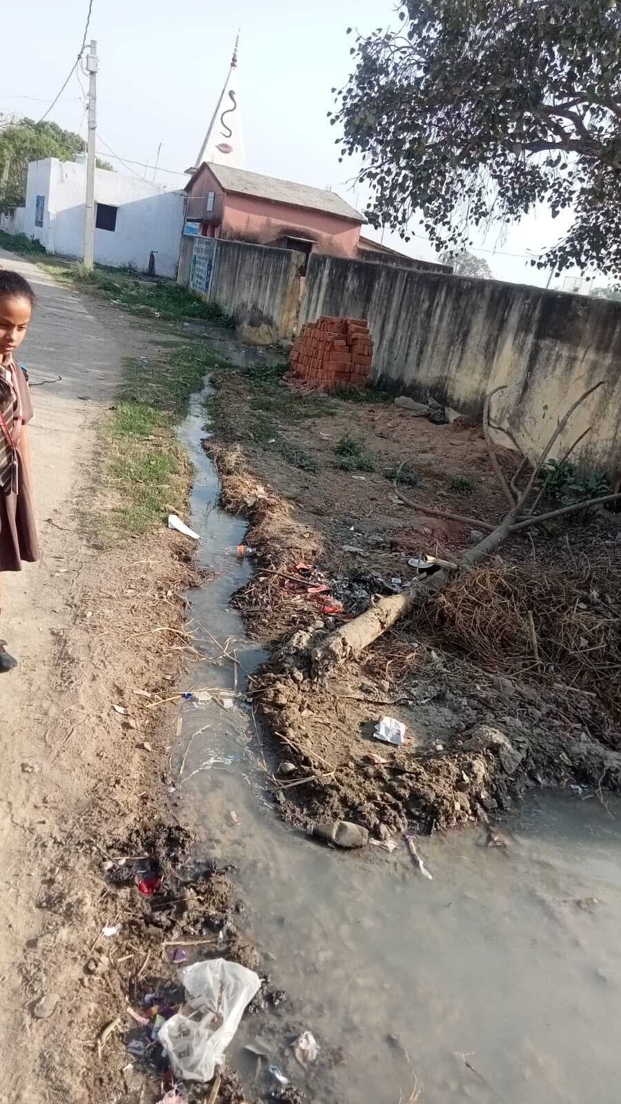 मेन पाइप फटने से पियां गांव में एक सप्ताह से ठप नल जल आपूर्ति