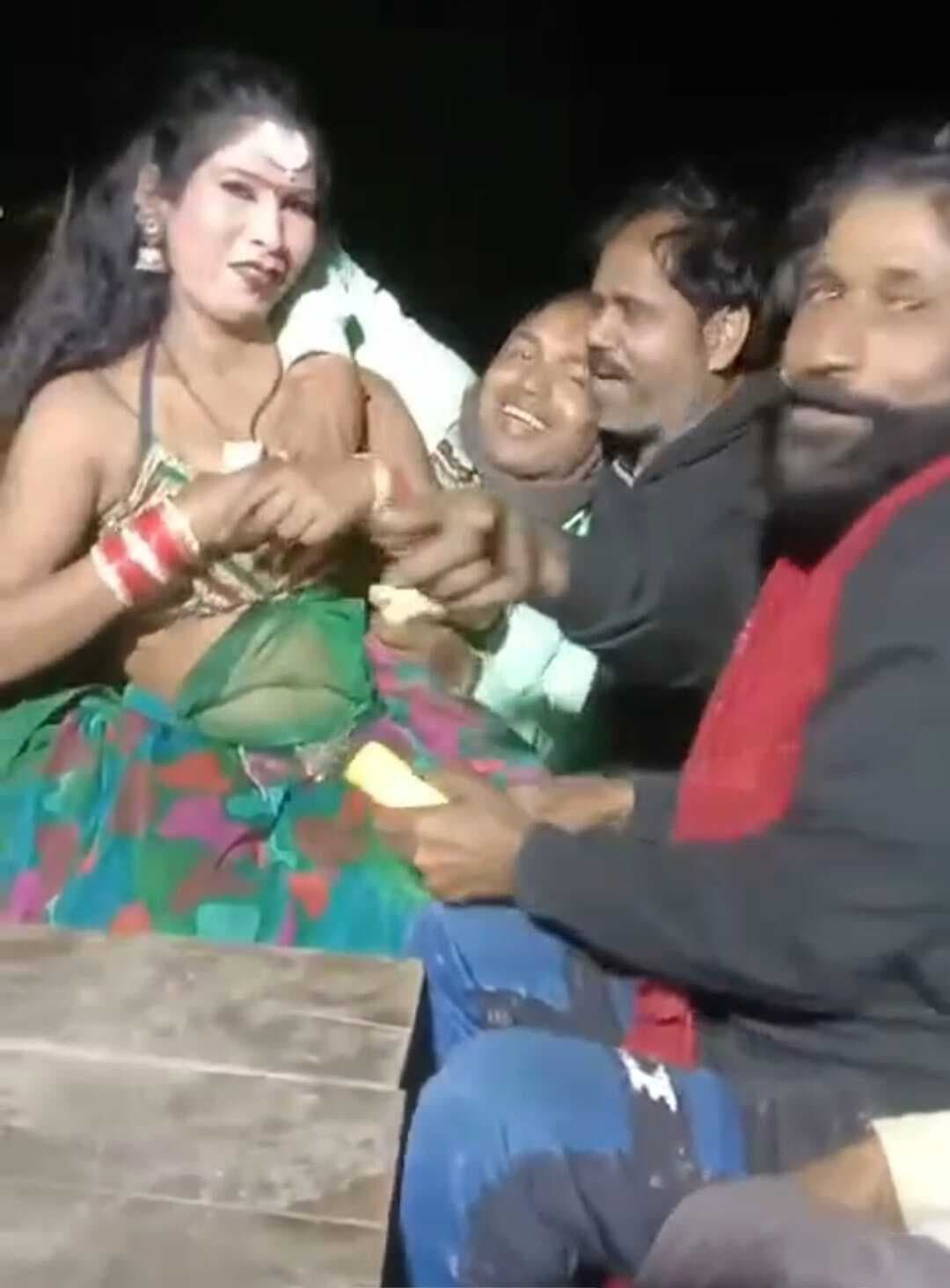 सरकारी स्कूल में बारबालाओं के साथ डांस का वीडियो वायरल, गुरुजी पर अय्याशी के आरोप