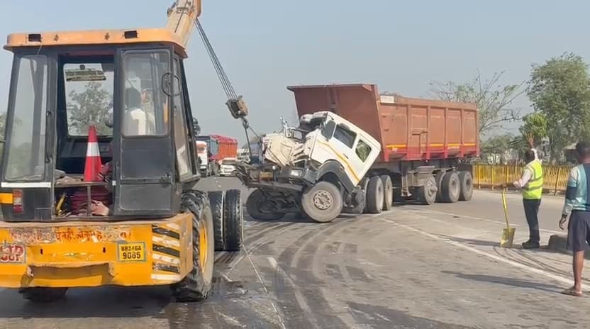 कुदरा में ट्रक व टेलर की टक्कर में चालक घायल