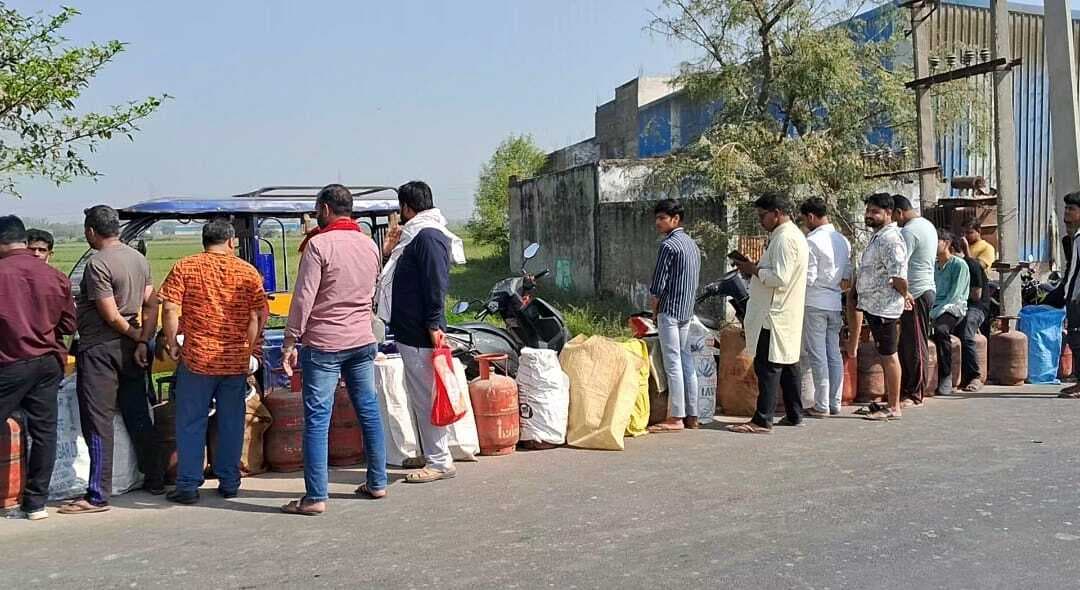 गैस के लिए 400 मीटर लंबी लाइन, ओटीपी की तकनीकी समस्या से उपभोक्ता परेशान