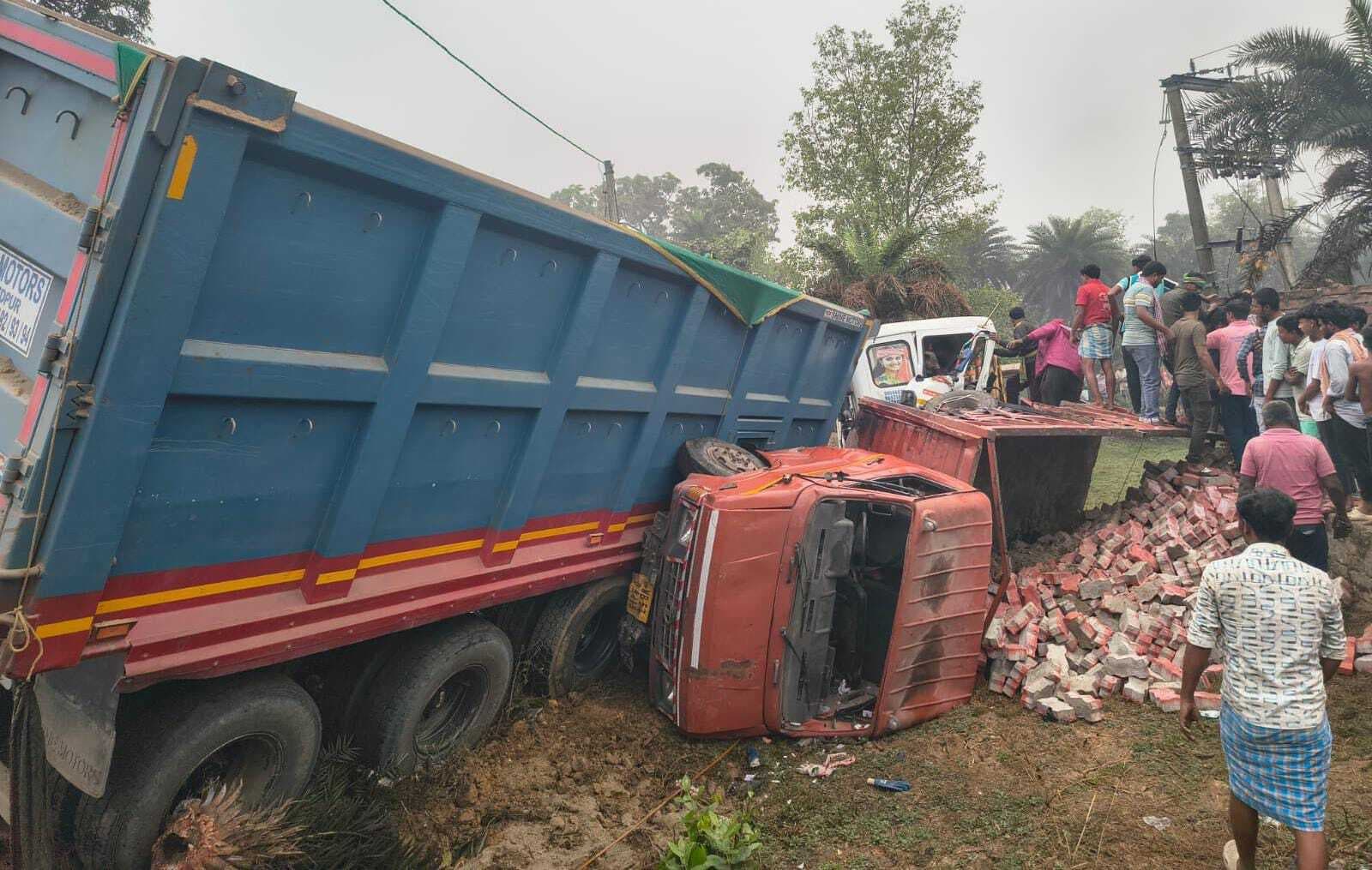 ट्रक से जोरदार टक्कर, हाईवा में फंसा चालक, जख्मी
