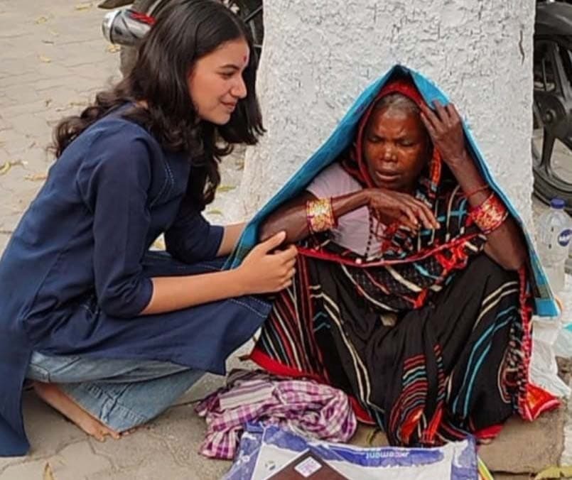 जरूरतमंद लोगों के बीच साड़ी-चप्पल का वितरण