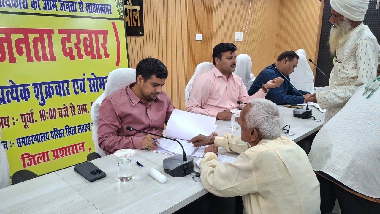 डीएम ने सुनी 63 लोगों की समस्याएं, त्वरित कार्रवाई के दिये निर्देश