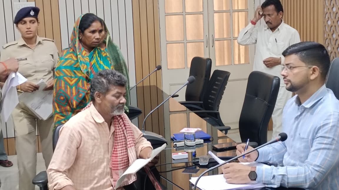 सबका सम्मान- जीवन आसान कार्यक्रम में डीएम ने 11 आवेदनों पर की सुनवाई