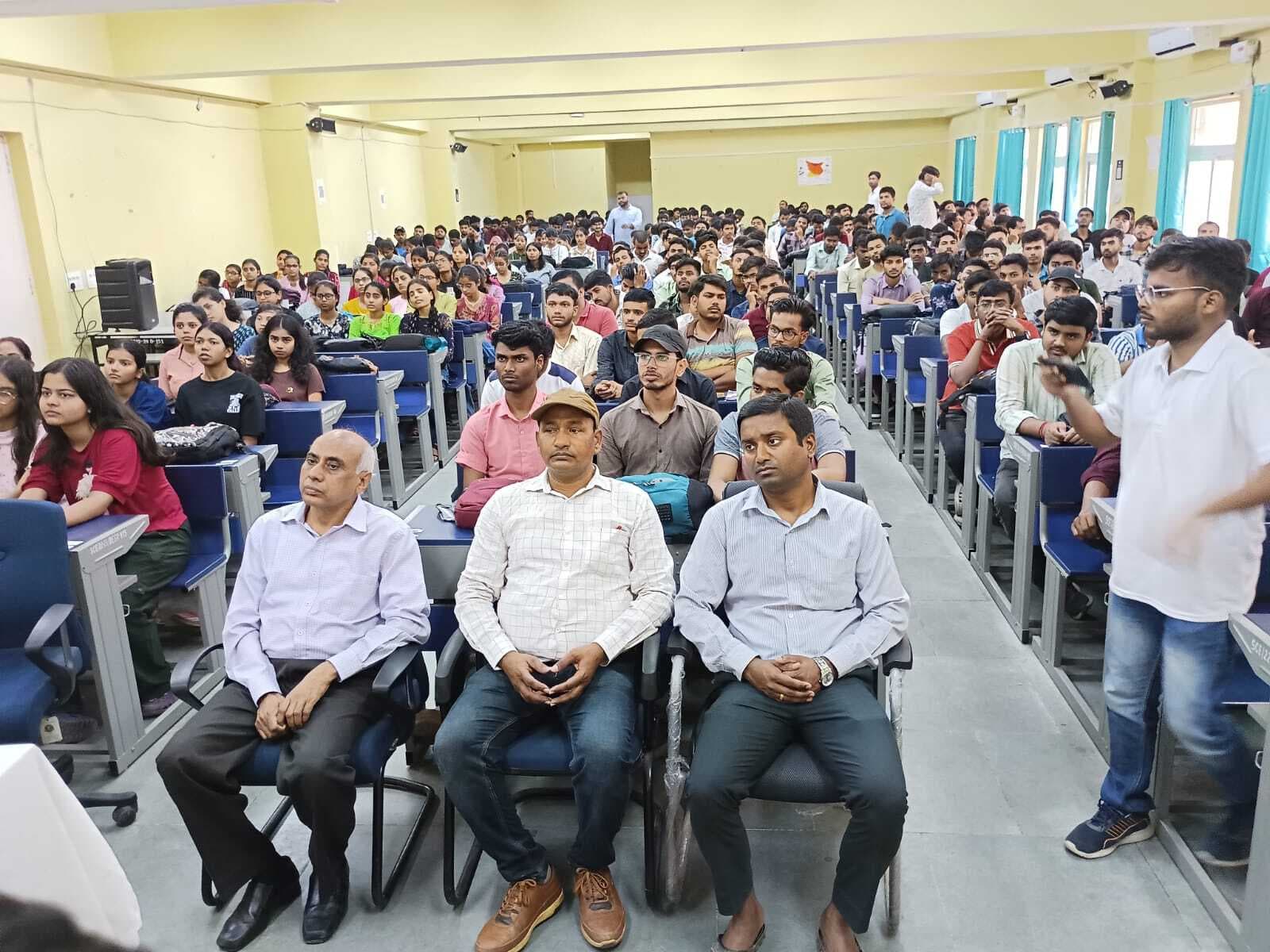 प्रतिस्पर्धी जीवन शैली में छात्रों को मानसिक रूप से मजबूत रहना आवश्यकः प्राचार्य