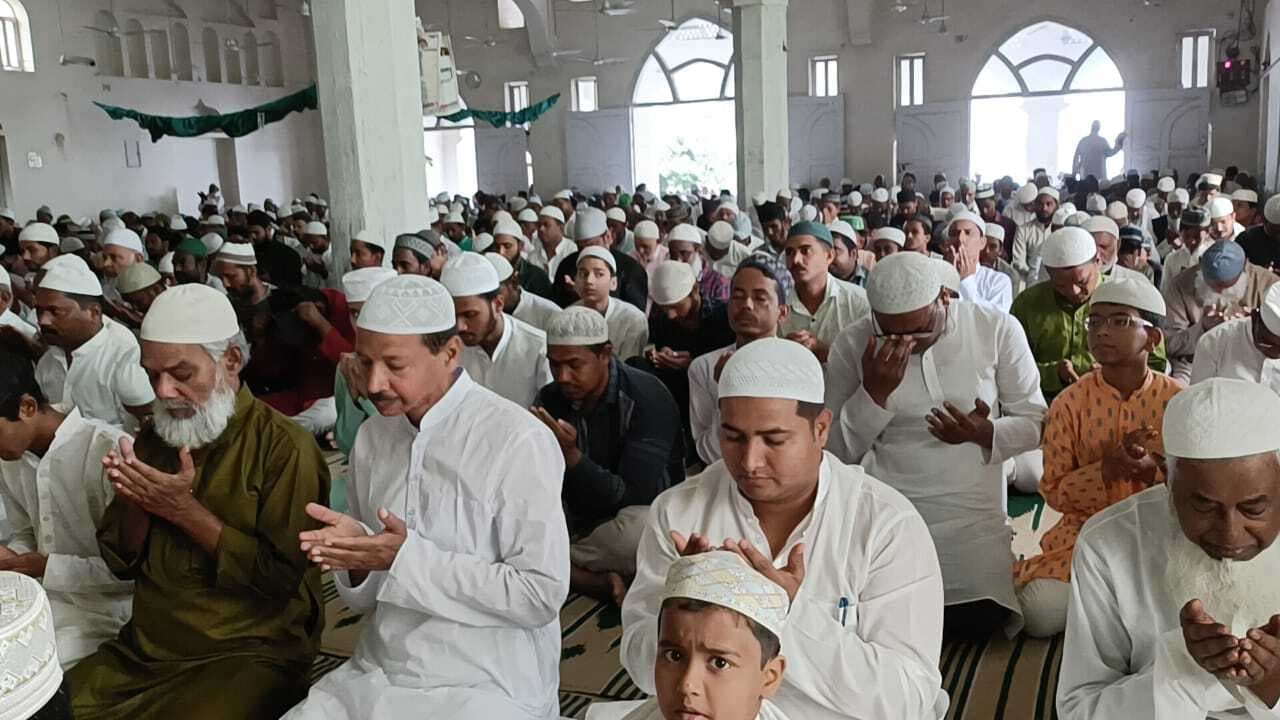 अकीदत के साथ अदा हुई अलविदा जुमे की नमाज