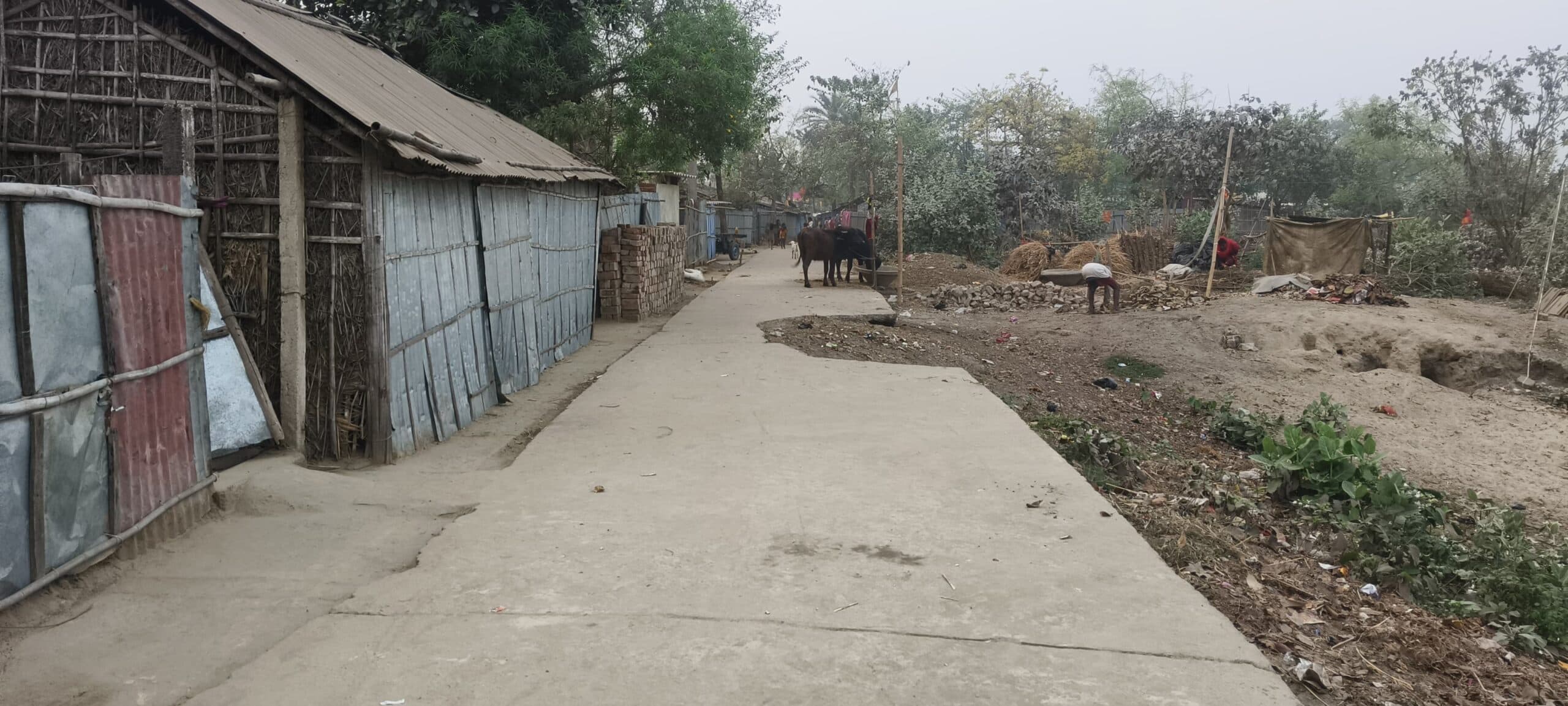 बरसात में ध्वस्त हुई पीसीसी सड़क अब तक नहीं हुई मरम्मत