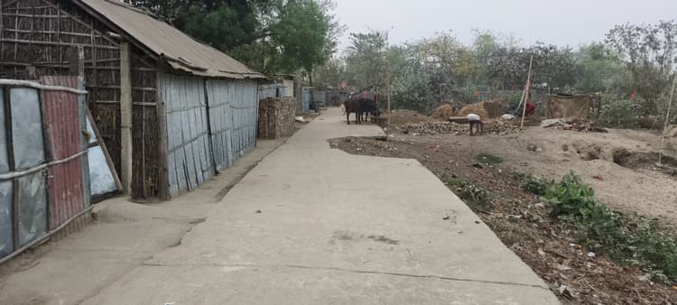 बरसात में ध्वस्त हुई पीसीसी सड़क अब तक नहीं हुई मरम्मत