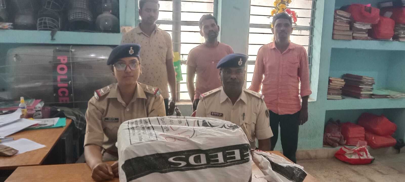 12 किलो गांजा के साथ तीन तस्कर गिरफ्तार