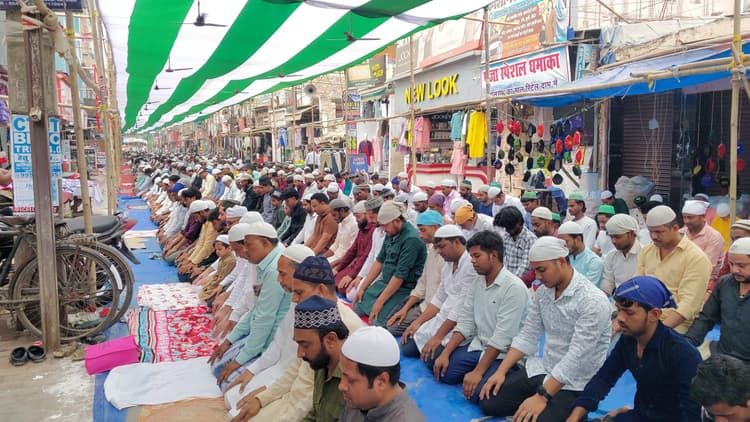 बड़ी मस्जिद में आखिरी जुमे की नमाज अदा करने के लिए उमड़ी भीड़