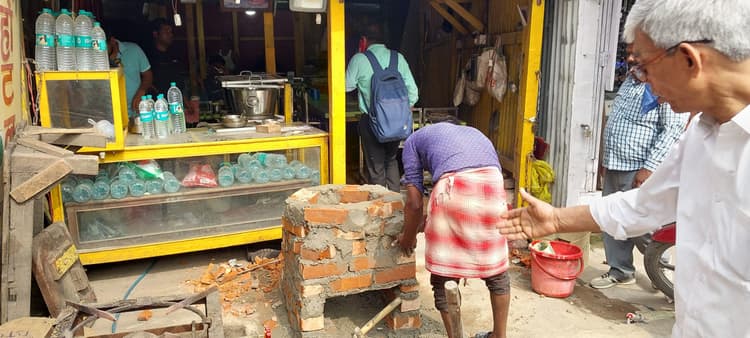 रसोई गैस संकट, होटल संचालक चूल्हे पर खाना बनाने को मजबूर