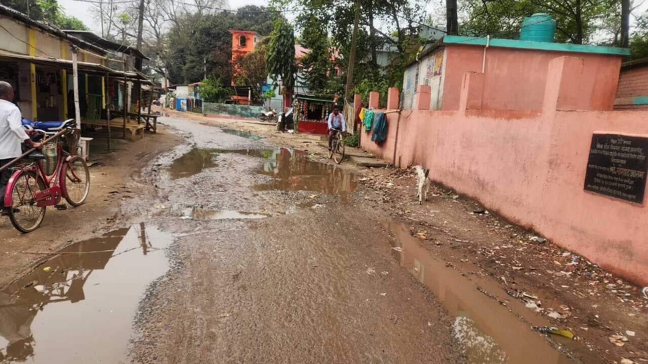 बाजार की मुख्य सड़क पर जल जमाव, परेशानी