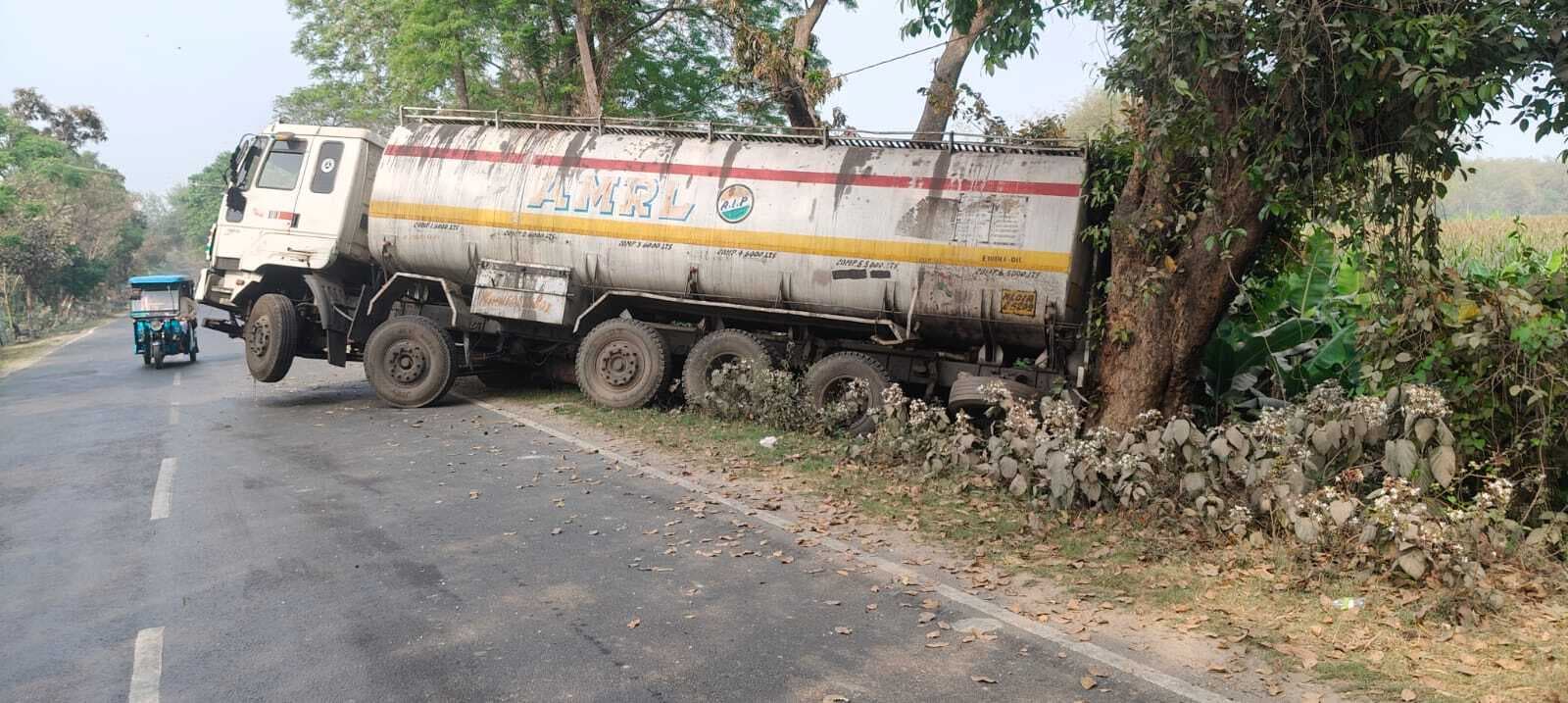 दो वाहन के टककर में टेंकलॉरी सड़क से नीचे उतरा