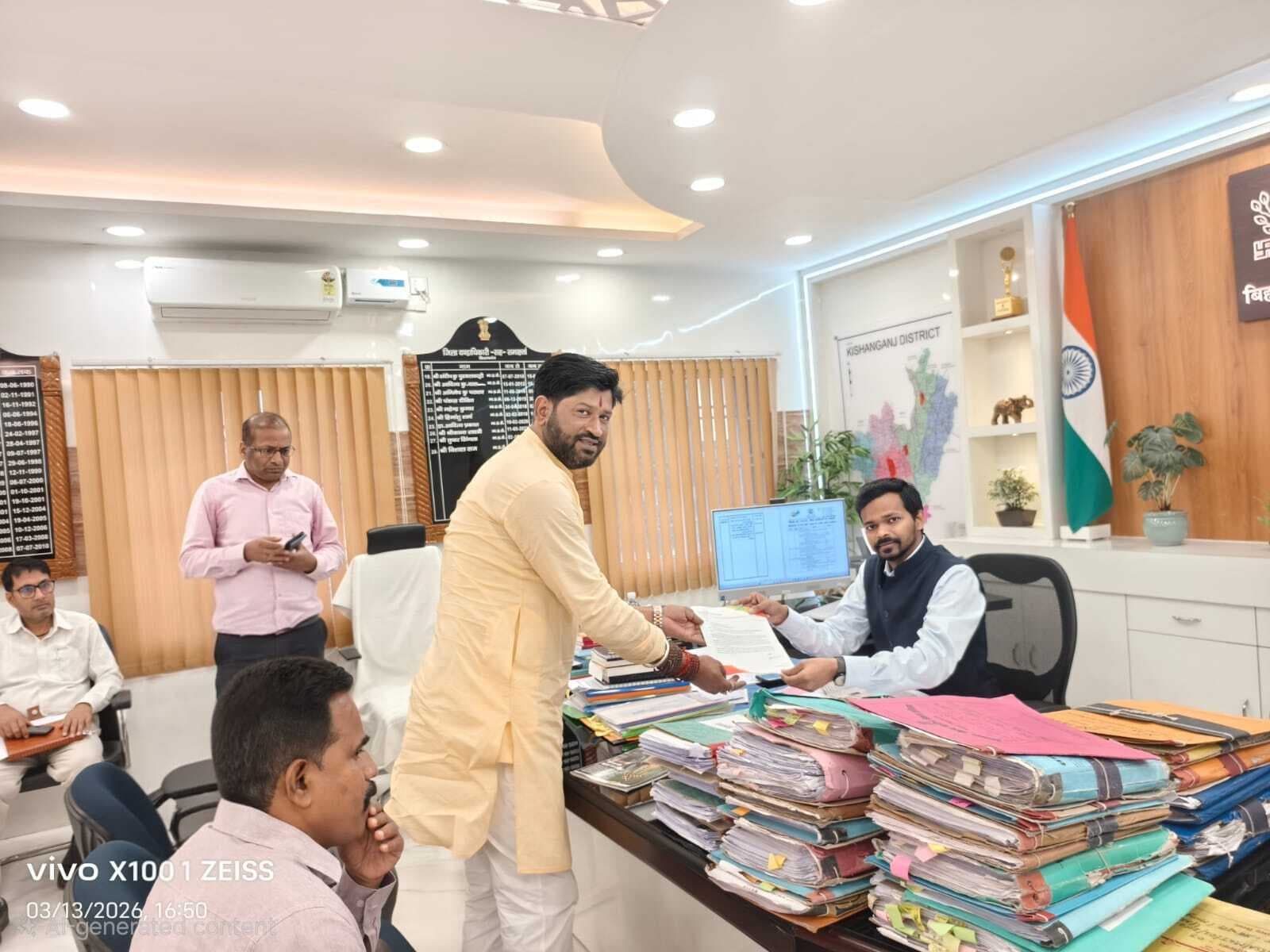 डे मार्केट में लगे लोहे की लोहे की डिवाईडर को हटा कर वैकल्पिक व्यवस्था करने की मांग, प्रतिनिधिमंडल ने सौंपा ज्ञापन