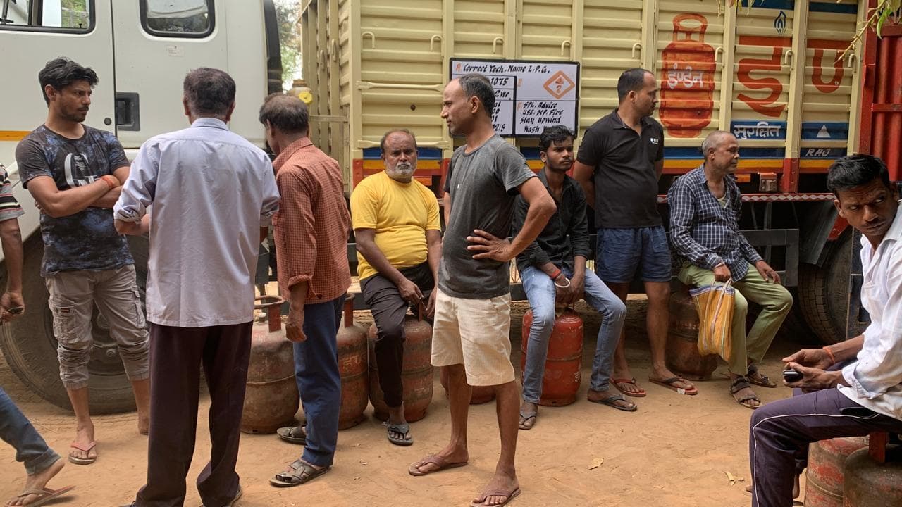 गैस एजेंसी के बाहर घंटों लाइन में इंतजार करते रहे उपभोक्ता, बिना गैस लिये लौटे