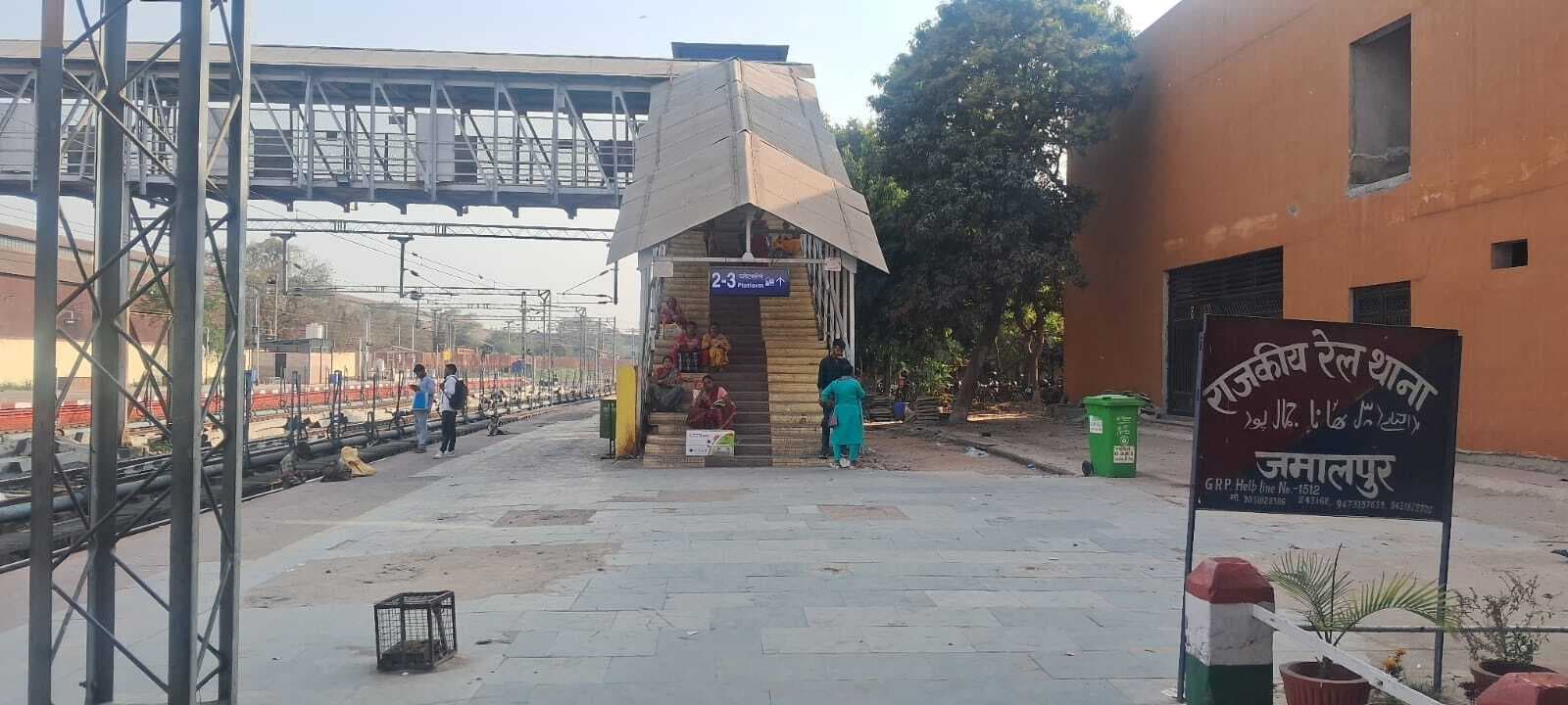 जमालपुर स्टेशन पर बन रहा 12 मीटर चौड़े फुट ओवर ब्रिज का रूका काम