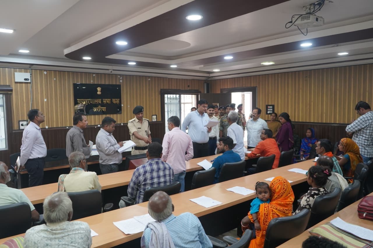 डीएम ने जनता दरबार में सुनी लोगों की फरियाद