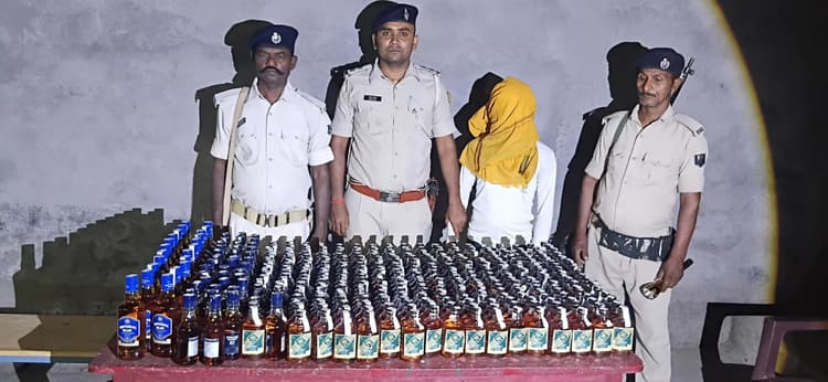 पंजवारा चेकपोस्ट पर ई-रिक्शा से 381 बोतल शराब बरामद, नाबालिग निरुद्ध