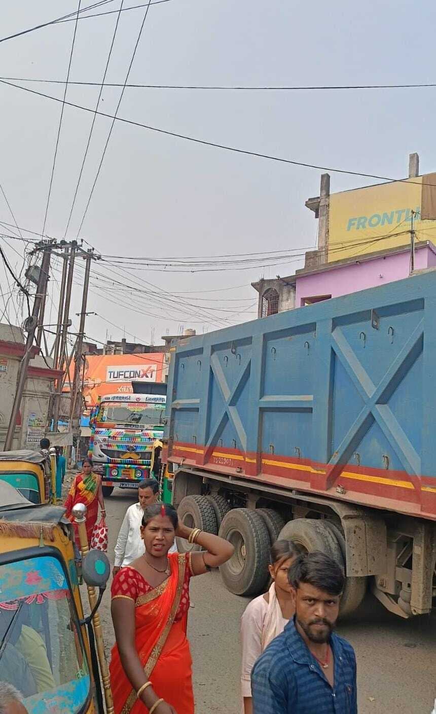 गिद्धौर बाजार में लगा जाम, घंटों फंसे रहे एंबुलेंस व स्कूली बस