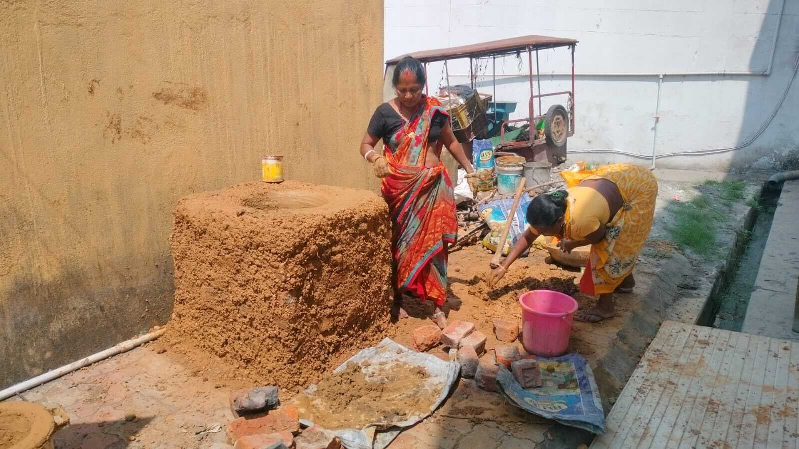 Jamshedpur News : सदर अस्पताल में कोयले का चूल्हा बना गैस का विकल्प