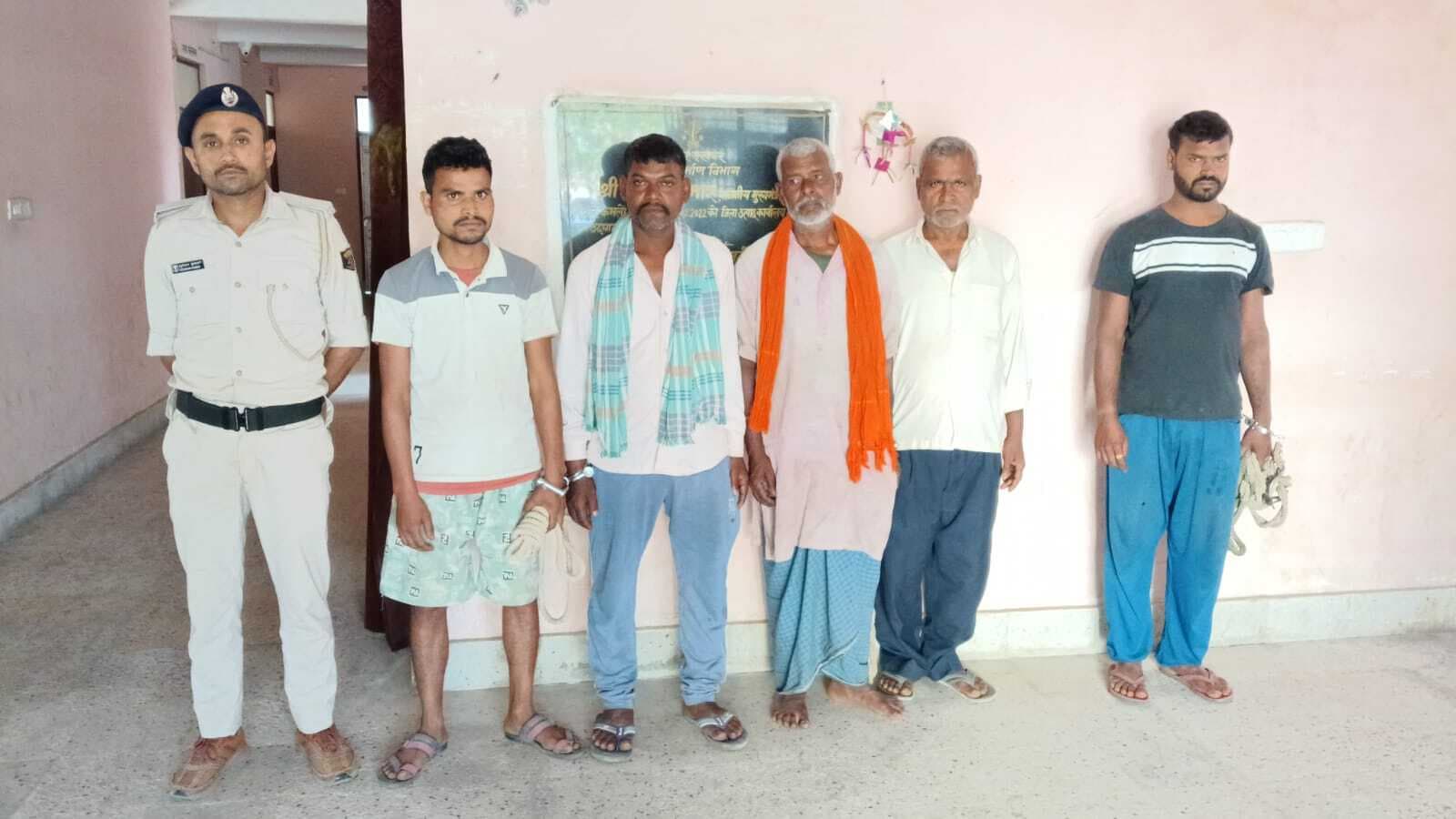 33 लीटर देसी शराब के साथ तीन तस्कर व चार शराबी गिरफ्तार