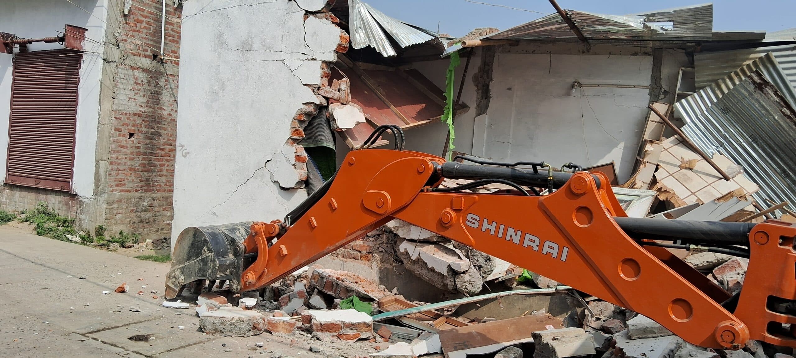 सरकारी जमीन पर अतिक्रमण हटाने पहुंची प्रशासनिक टीम, हंगामे के बाद 24 घंटे की मोहलत