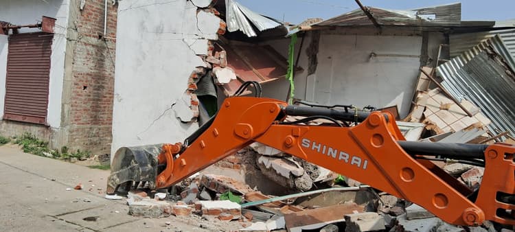 सरकारी जमीन पर अतिक्रमण हटाने पहुंची प्रशासनिक टीम, हंगामे के बाद 24 घंटे की मोहलत