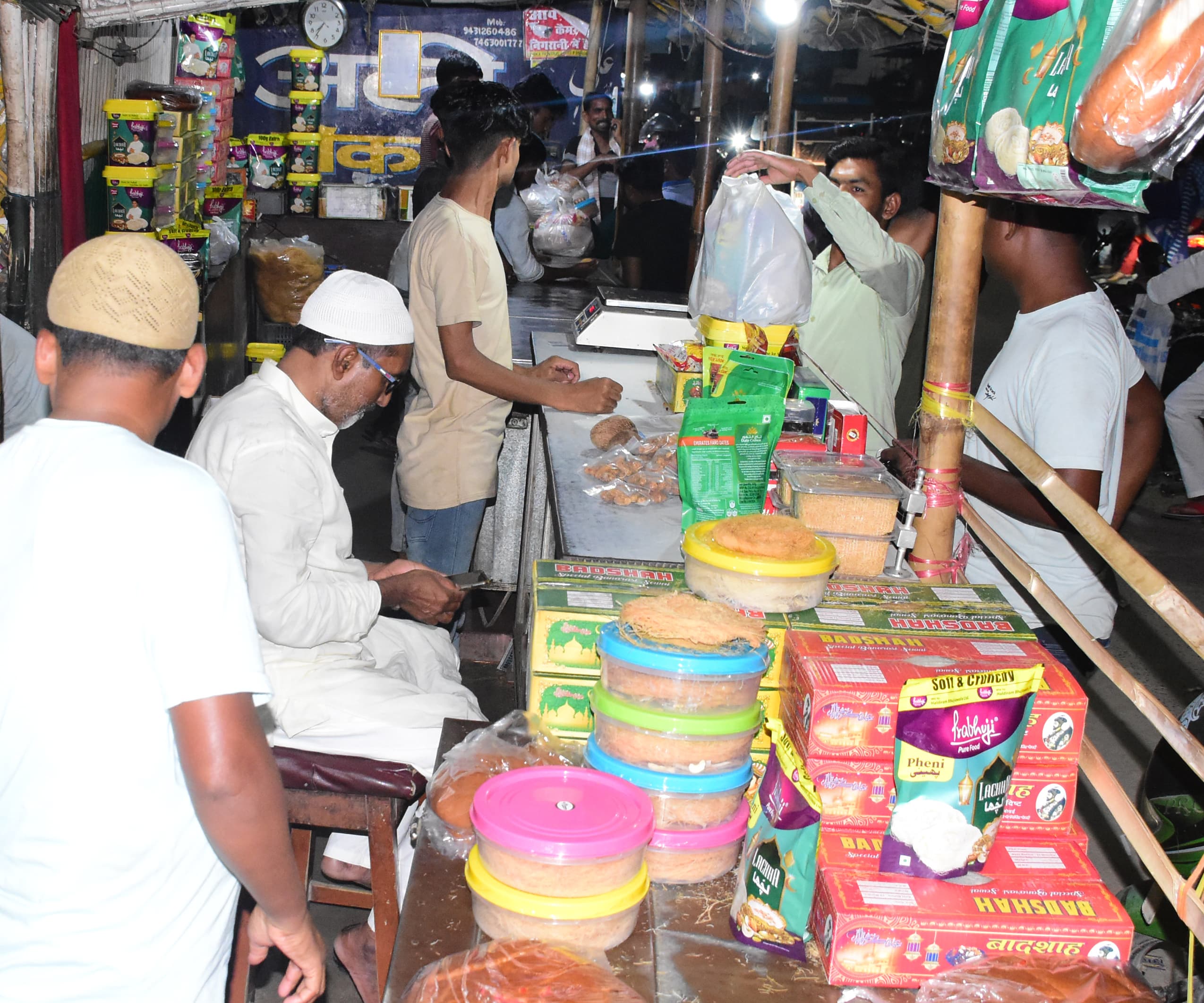 ईद में मेहमानों की खातिरदारी के लिए खरीदारी में मशरूफ हुए लोग