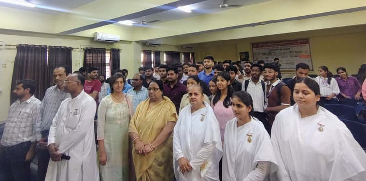 इंजीनियरिंग छात्रों में मानसिक दृढ़ता, आत्मविश्वास व सकारात्मक सोच जरूरी : प्रो. मनोज