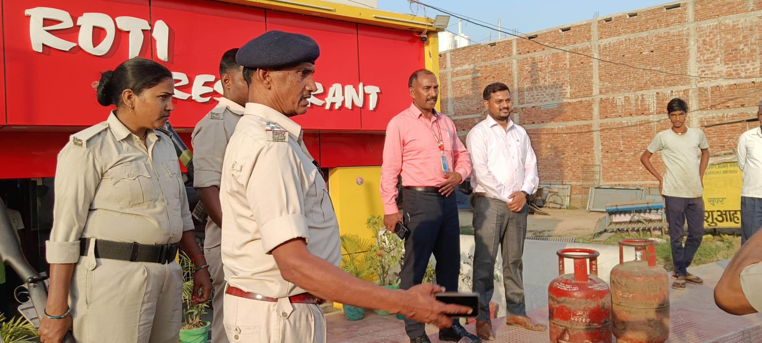 दिनारा में तीन होटलों से पांच घरेलू सिलिंडर जब्त, प्राथिमिकी दर्ज