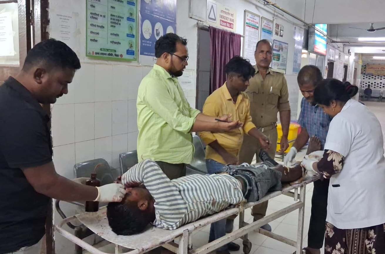 सिंघारापट्टी चौक पर ऑटो से टक्कर में बाइक सवार दो युवक गंभीर