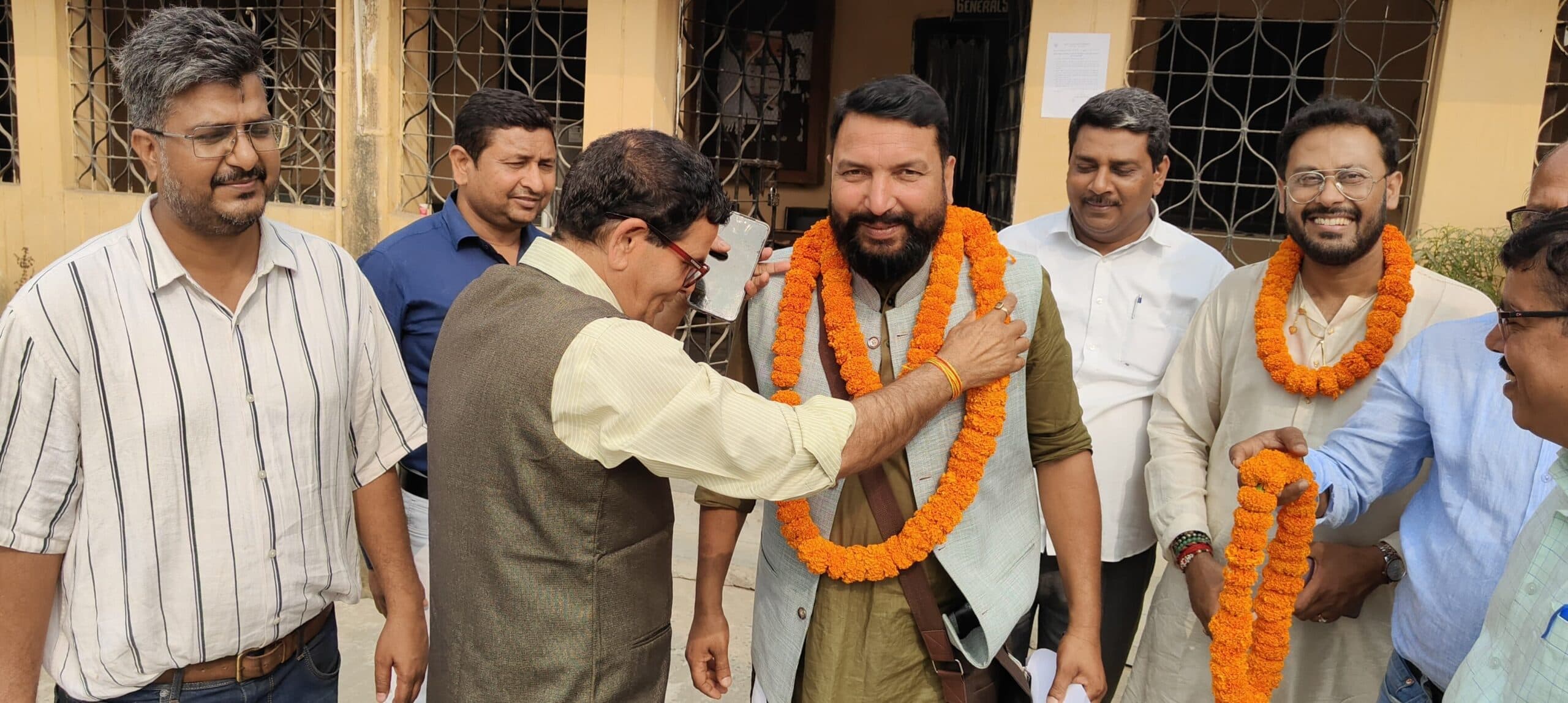 डॉ अनिल ने दो सेटों में किया नामांकन